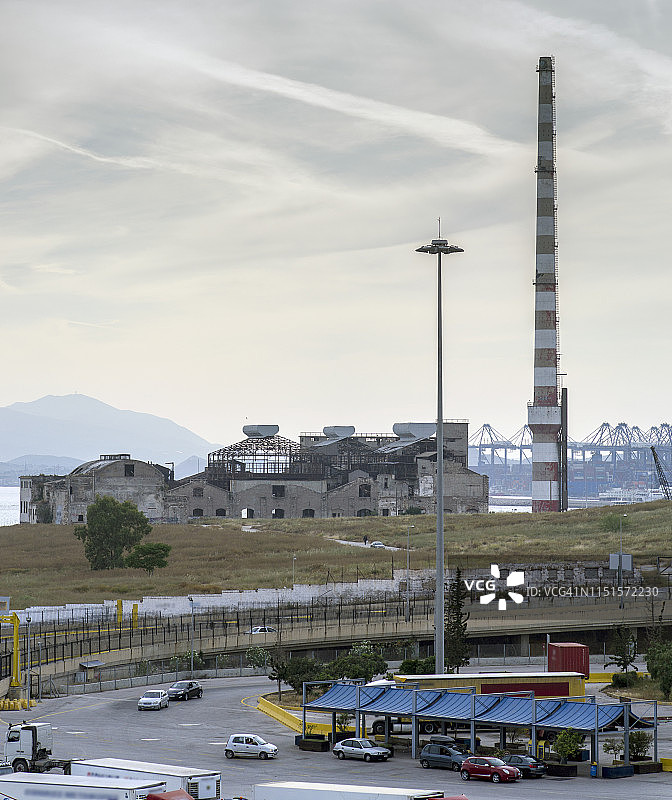 带有化学凝结尾迹或空中轨迹的比雷埃夫斯发电厂图片素材