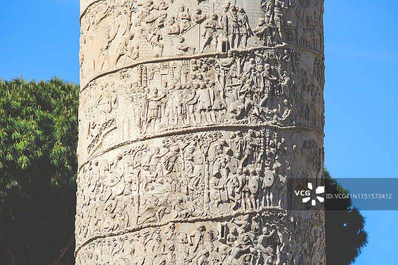 背景为松树的图拉真柱细节图图片素材