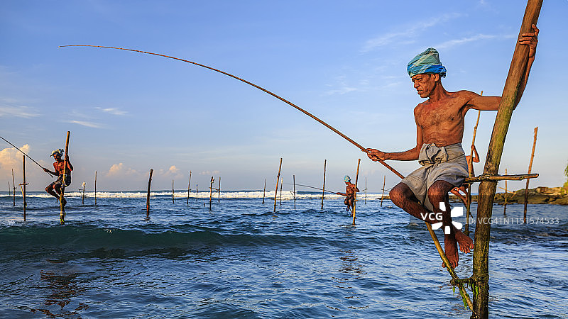 亚洲斯里兰卡的立钓渔夫图片素材