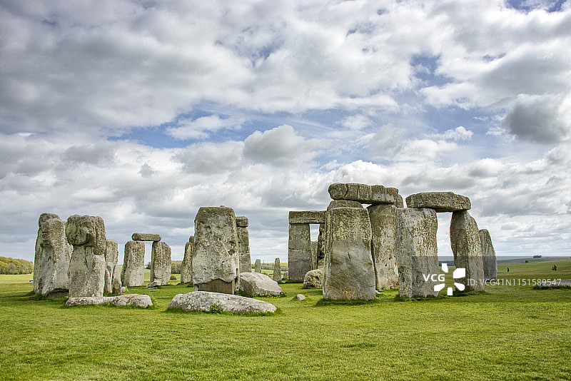巨石阵历史遗址上空的蓝天图片素材