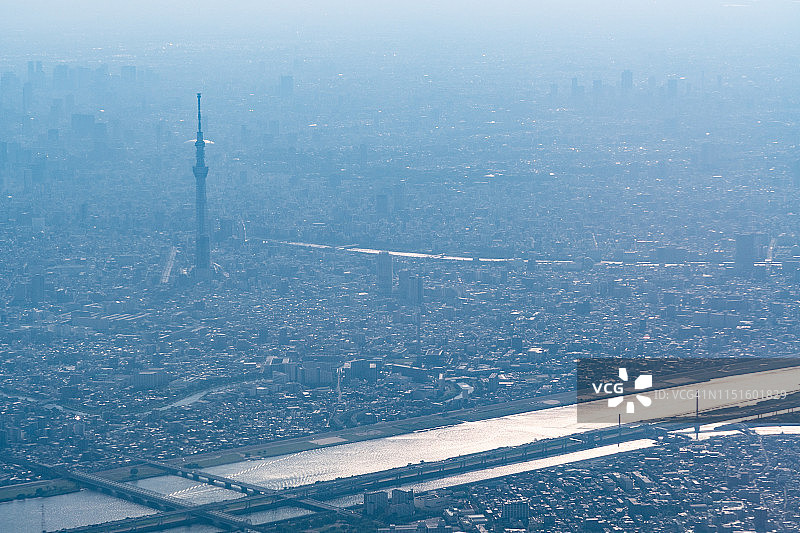 飞机航拍：东京晴空塔与城市景观图片素材