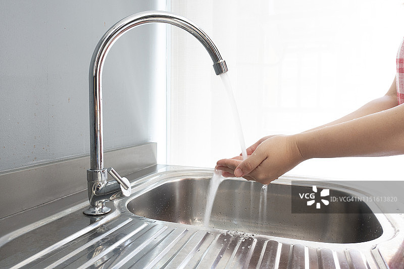 在水槽洗手图片素材