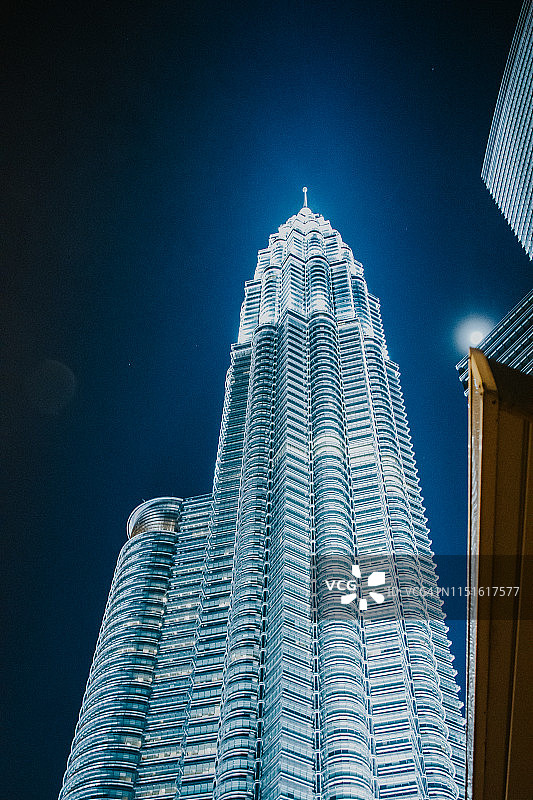 夜色下的吉隆坡石油双塔图片素材