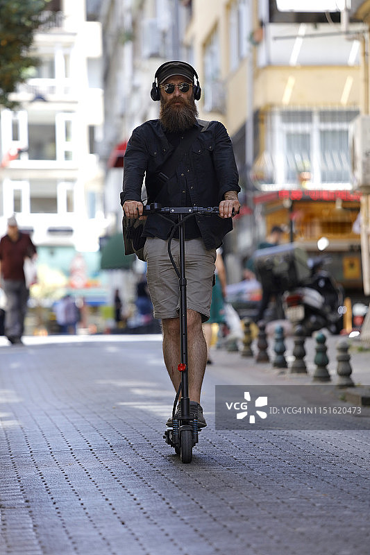 男子骑电动滑板车图片素材