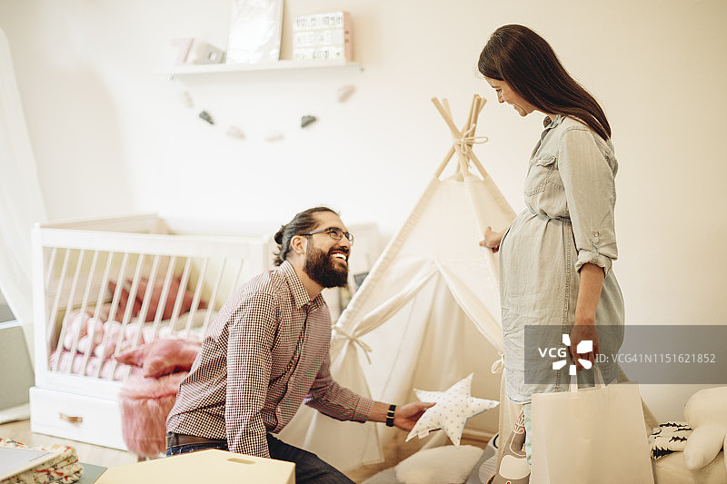 年轻夫妇在商店购物图片素材