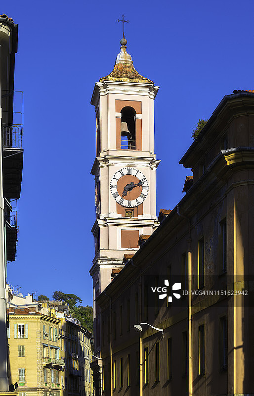 法国尼斯普罗旺斯-阿尔卑斯-蓝色海岸的旧粉色钟楼图片素材