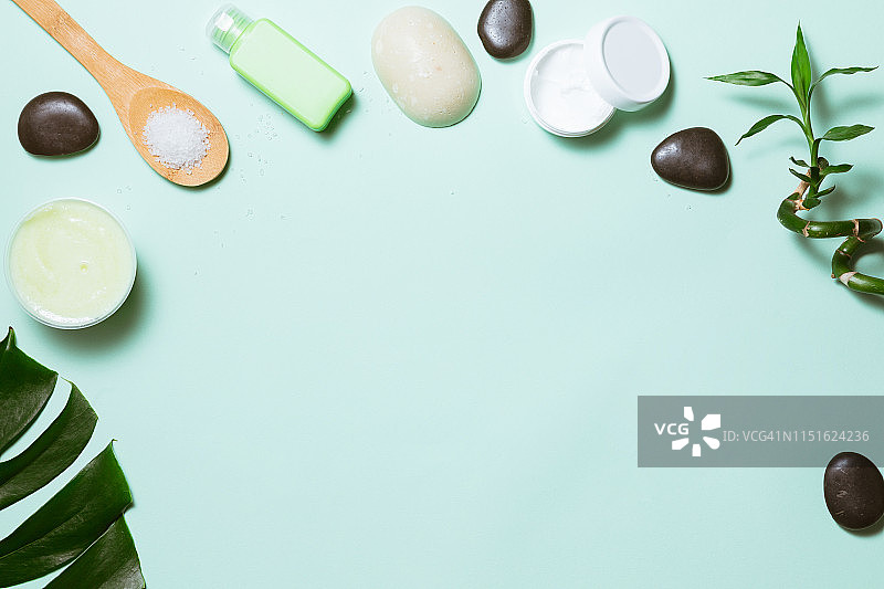 粉色背景下的SPA护理，配竹竿和绿叶，扁平风格。身体护理和健康的美容沐浴背景的顶视图图片素材