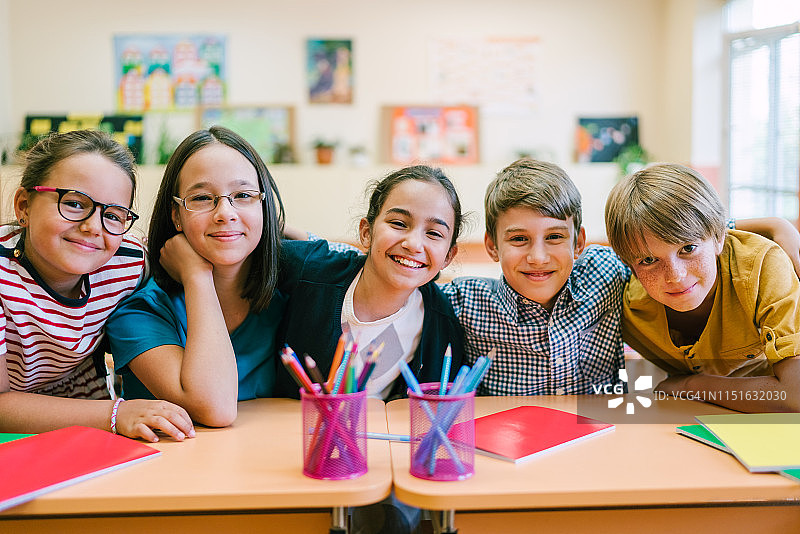 小学生在教室里对着镜头微笑图片素材