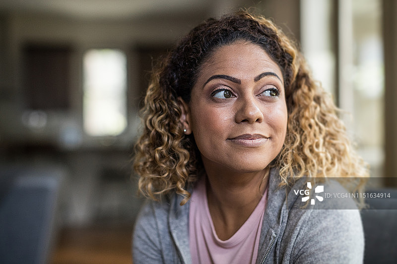 居家女人肖像图片素材