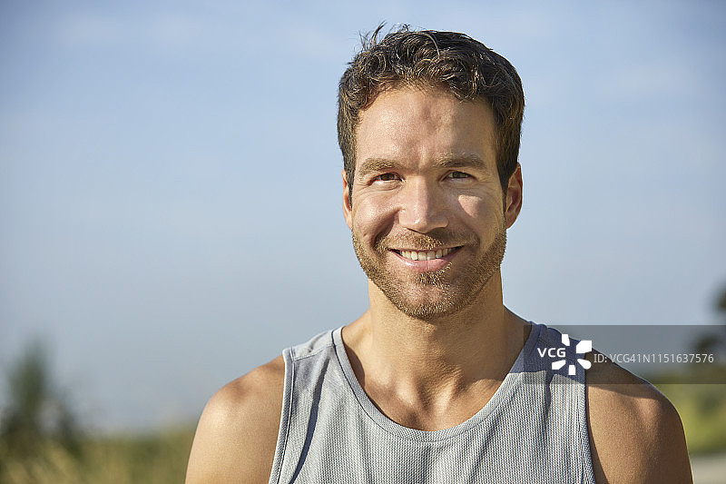 微笑运动型男士夏日特写肖像图片素材