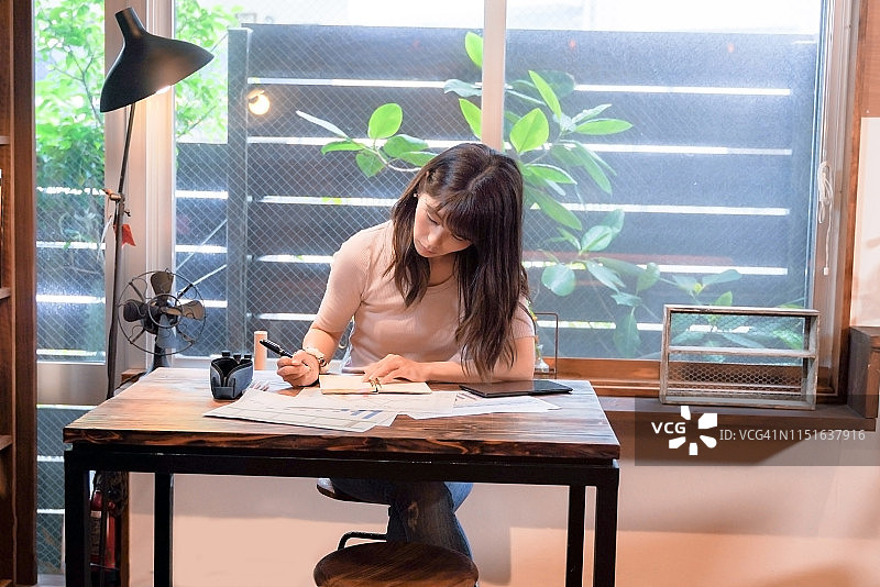 在她最喜欢的地方工作的女人图片素材