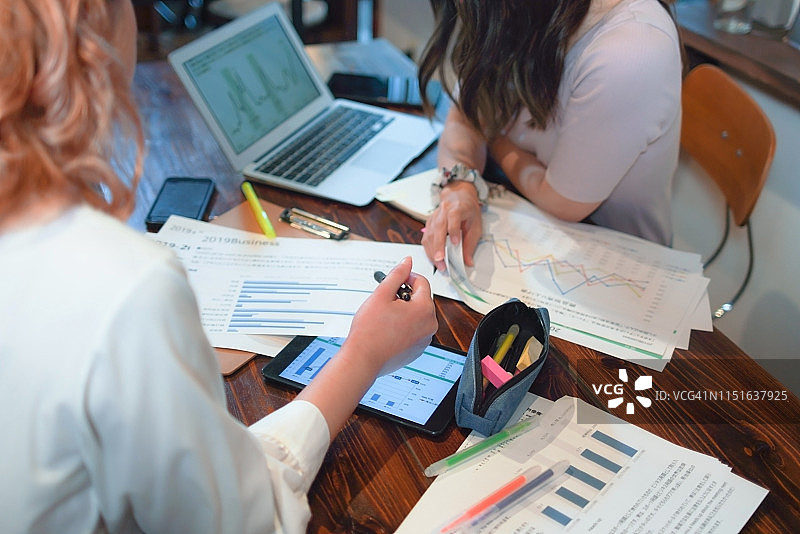 在她最喜欢的地方工作的女人图片素材