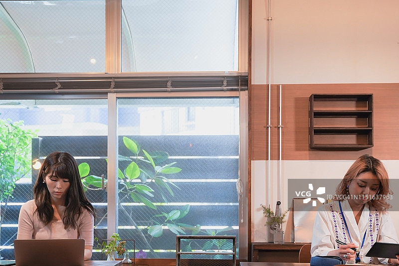 在她最喜欢的地方工作的女人图片素材