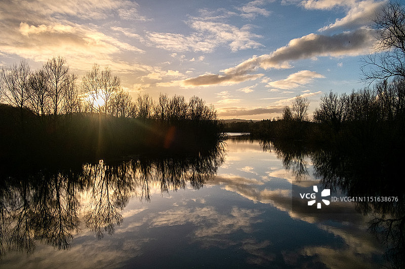 爱尔兰日落时分的河流图片素材
