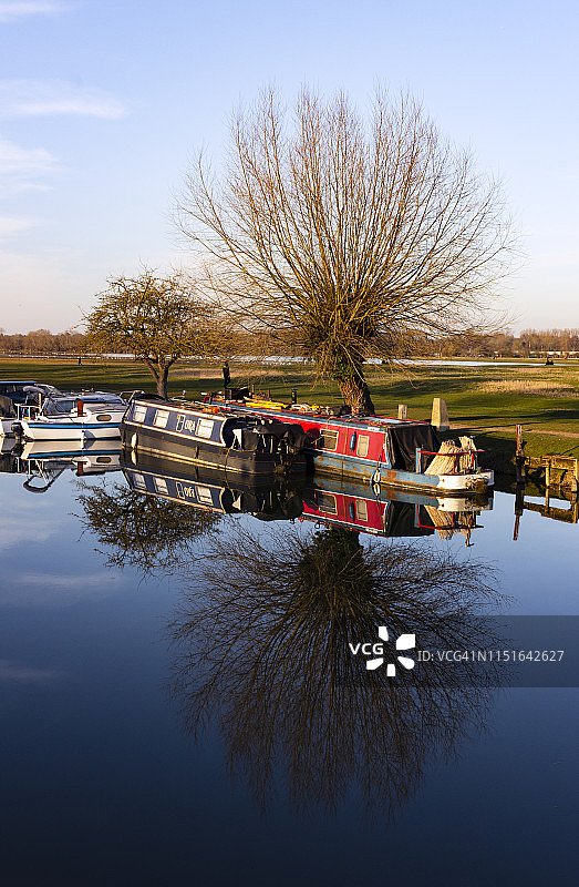 停靠在牛津附近的运河船只图片素材