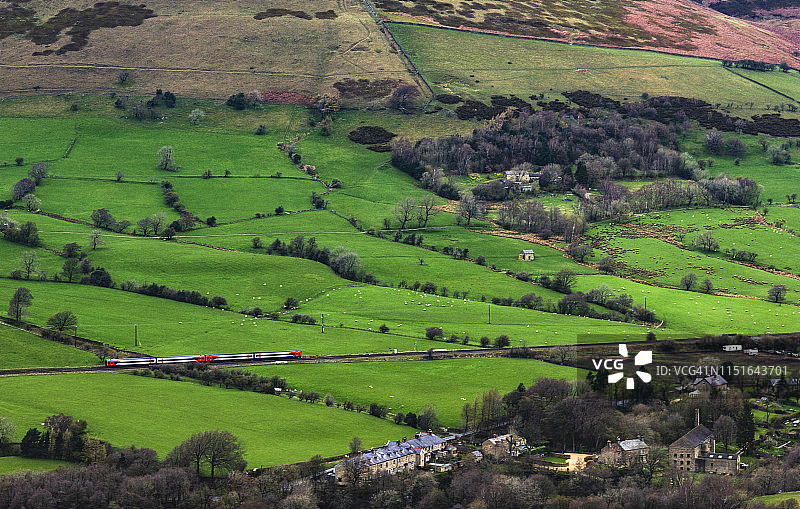 德比郡峰区绿谷中的火车图片素材