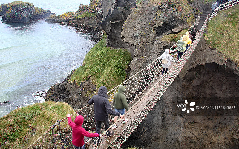 身穿雨衣的游客正在穿过卡里克索桥图片素材