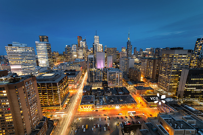 多伦多高层建筑的黄昏灯光图片素材