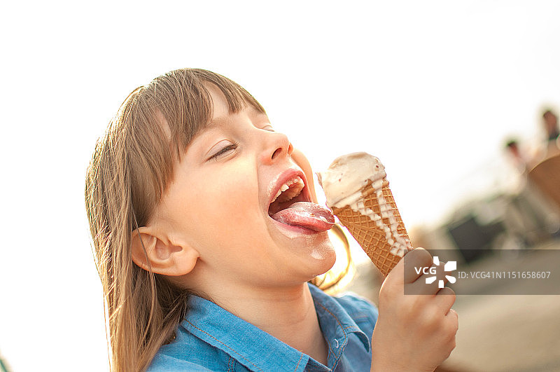 吃冰淇淋的小女孩图片素材