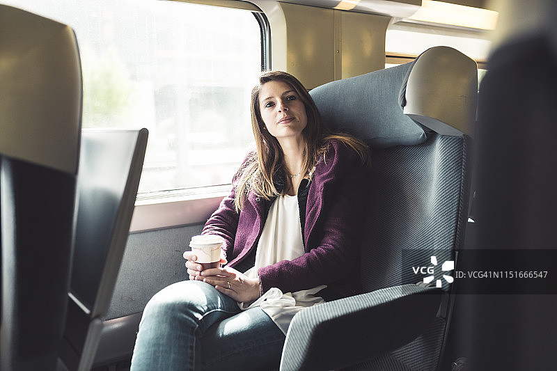 年轻女人在法国巴黎TGV列车上喝热饮图片素材