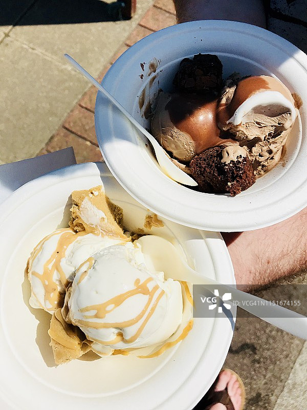 两碗液氮冰淇淋甜点图片素材