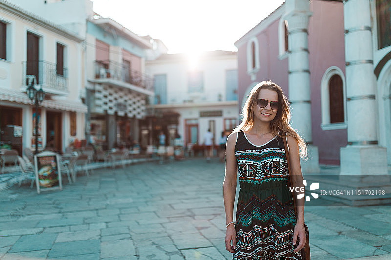 女人度假漫步老城街道图片素材