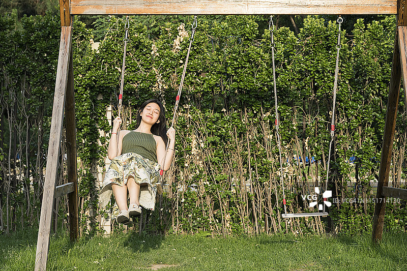 在秋千上的中国女人图片素材