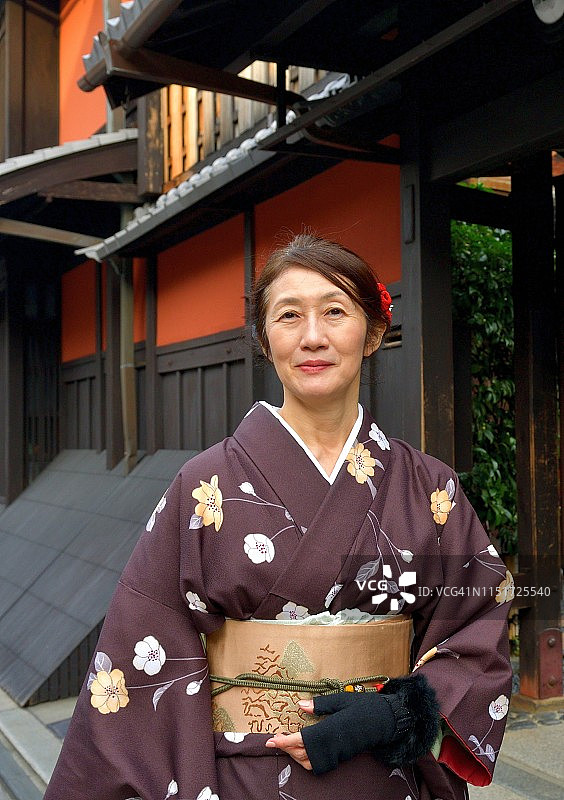 穿和服的日本女人在京都老街行走图片素材