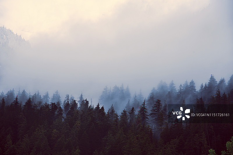 背景抽象朦胧的山脉彩色壁纸数字艺术渐变蜡笔戏剧性的背景图片素材
