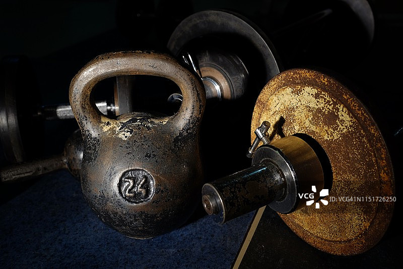 黑暗房间里的旧壶铃图片素材