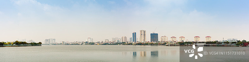2019年5月26日：从西湖看到的河内城市景观，许多高楼大厦紧密相连图片素材