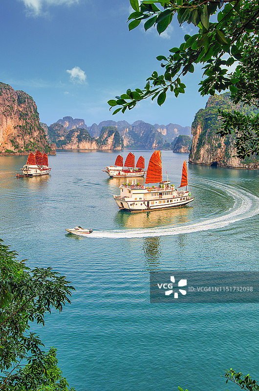 越南广宁下龙湾豪华游轮（帆船）的风景航拍照片图片素材