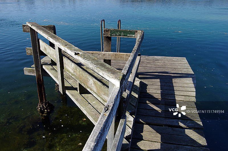 澳大利亚新南威尔士州梅里布拉湖木板路旁的木制码头图片素材