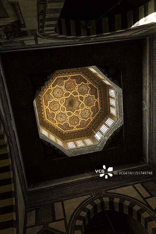 开罗苏丹凯特贝清真寺祈祷大厅的木制灯笼天花板图片素材