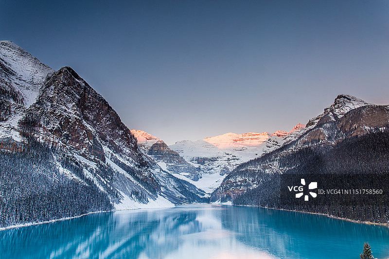 加拿大艾伯塔省路易斯湖日出图片素材