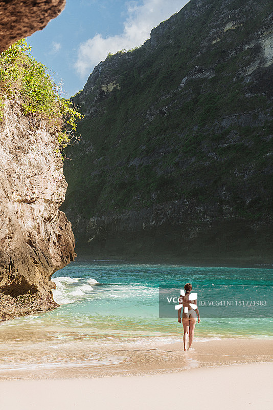 女子走在努沙佩尼达岛的景色优美的克eling海滩上图片素材