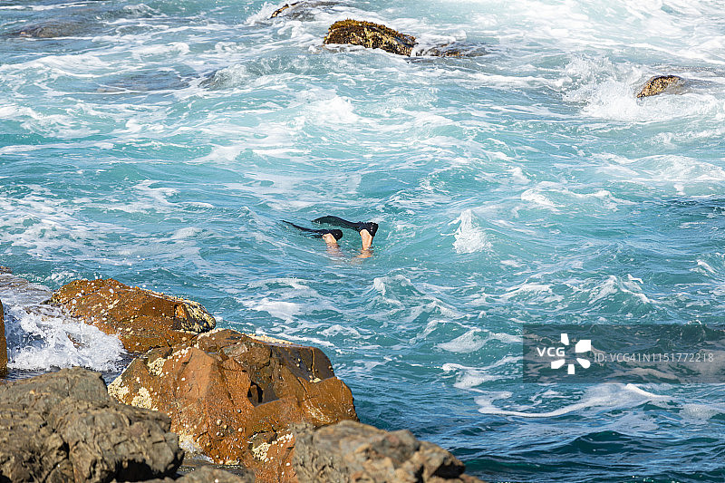 在海里穿着游泳脚蹼的腿图片素材