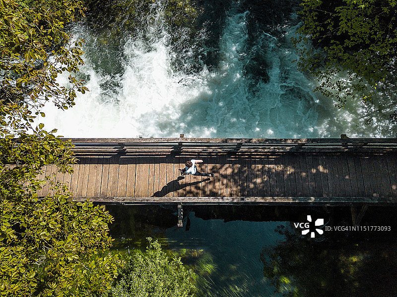 在自然中跑步的女性运动员图片素材