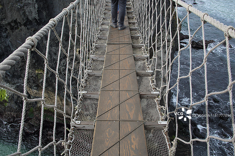 北爱尔兰安特里姆海岸的卡里克索桥特写图片素材