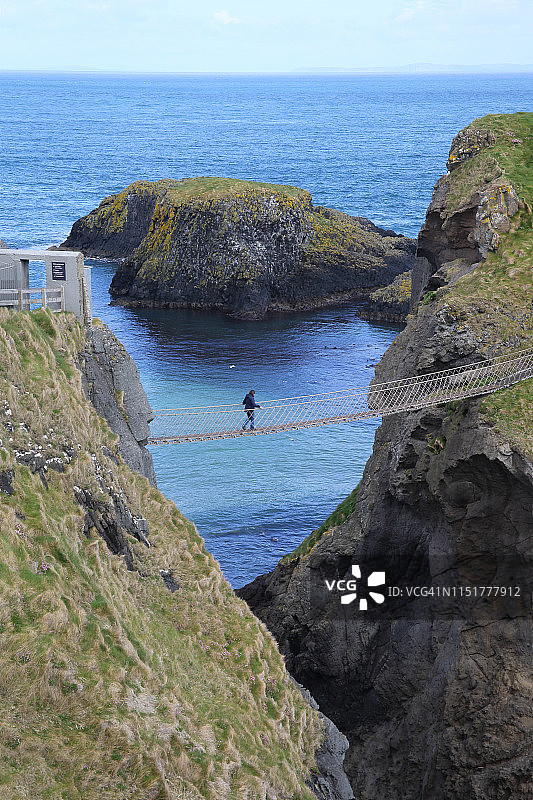 安特里姆海岸卡里克索桥上的孤独女性图片素材