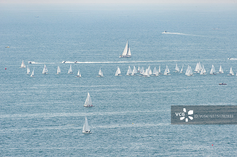 在日本阳光明媚的海滩上航行的游艇图片素材