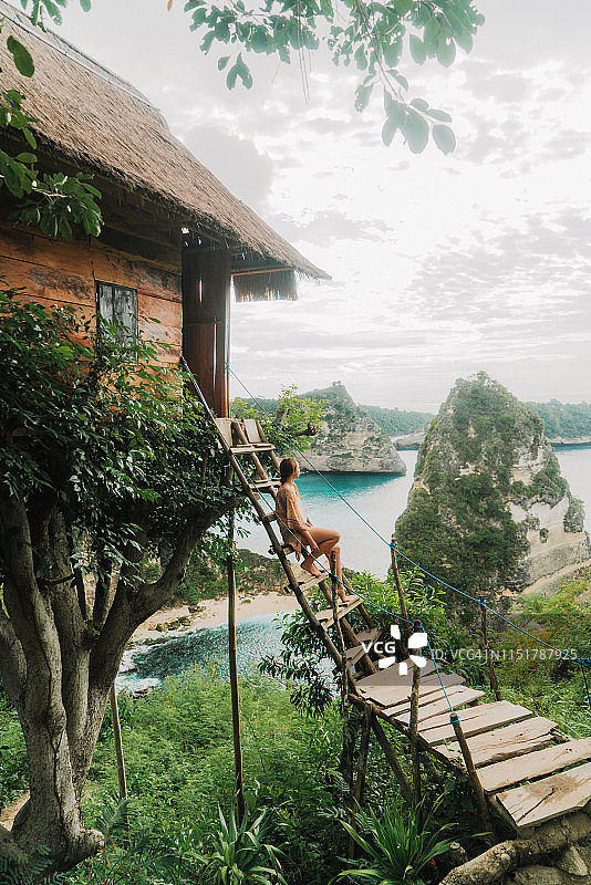 努沙彭尼达岛海边树屋附近的女性景色图片素材
