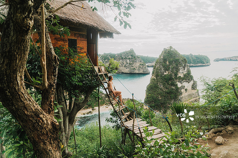 努沙彭尼达岛海边树屋附近的女性景色图片素材