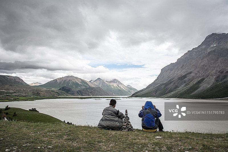 母子在湖边欣赏雪山美景图片素材
