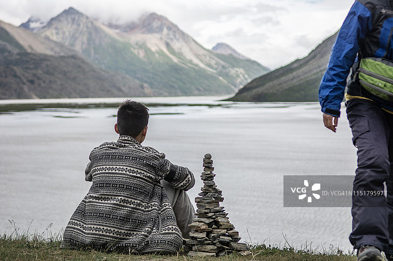 母子在湖边欣赏雪山美景图片素材