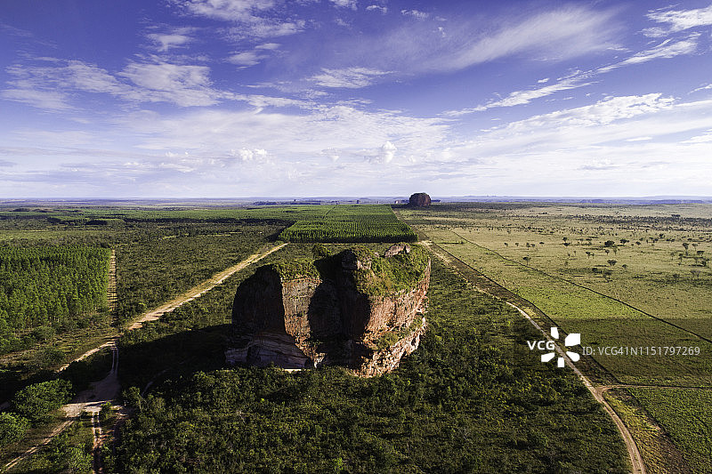 托坎廷斯州雅拉帕昂州立公园佩德拉弗拉达山高角度景观图片素材