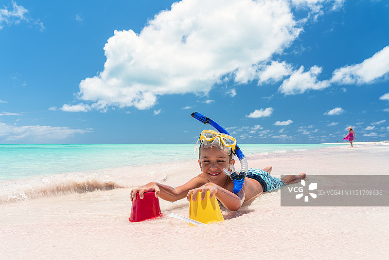 在加勒比海沙滩上玩耍的微笑儿童图片素材