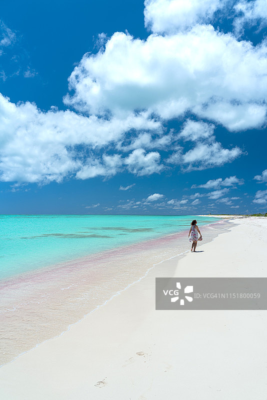 在加勒比白色沙滩上行走的女人图片素材