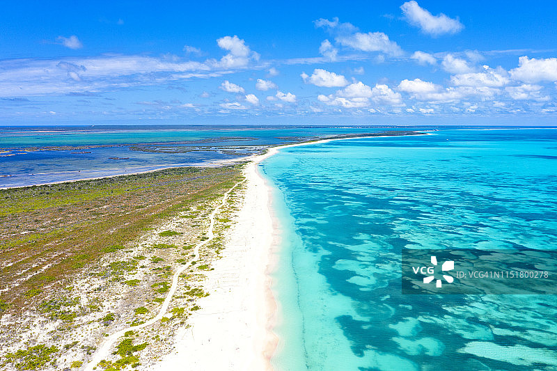 加勒比海巴布达岛粉色沙滩和水晶海鸟瞰图片素材