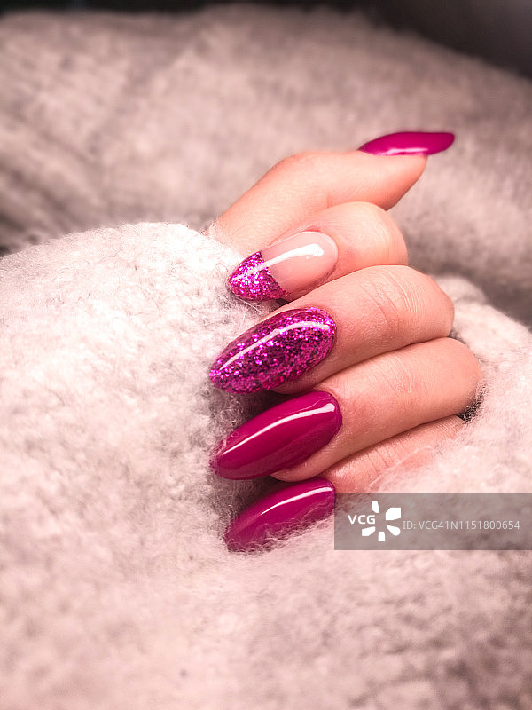 霓虹粉色美甲的女人手指特写图片素材